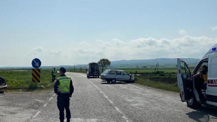 Manyas’ta otomobil ile ticari aracın çarpıştığı kazada, 2 sürücü yaralandı