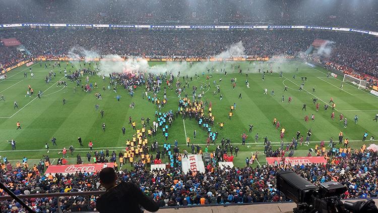 Son Dakika: Trabzonsporlu taraftarlar, Antalyaspor maçı bitmeden sahaya girdi