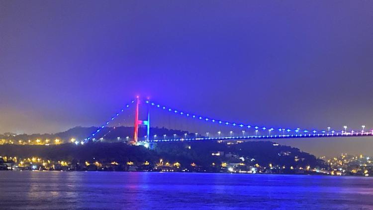 İstanbul’da köprüler bordo-mavi