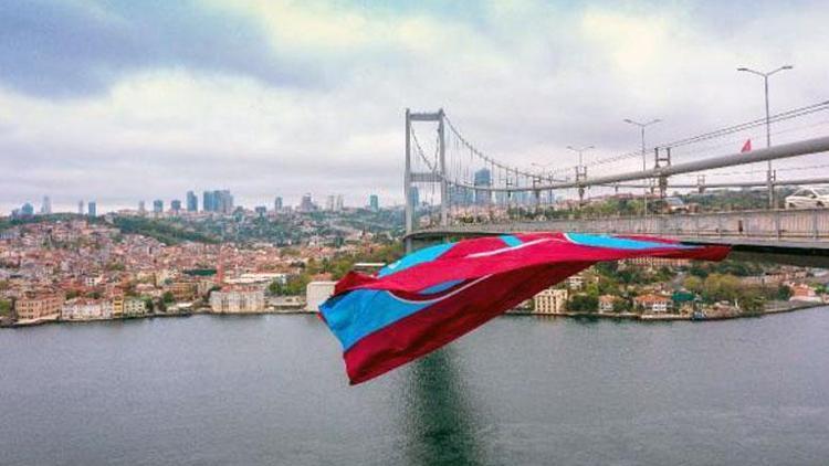 Trabzonspor, İstanbulda köprüye asılan bayrağı 1967 eşit parçaya bölüp satışa çıkardı