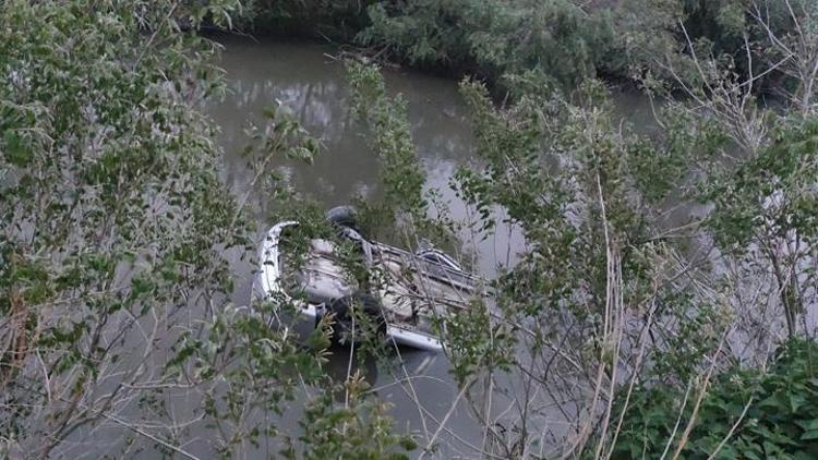 Edirnede feci kaza Otomobil, Tunca Nehrine uçtu: 2 ölü, 1 yaralı
