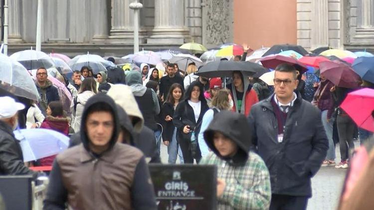 Dolmabahçe Sarayında ziyaretçi yoğunluğu