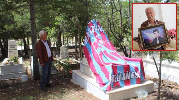Arkadaşının vasiyetini yerine getirip, mezarına Trabzonspor bayrağı örttü