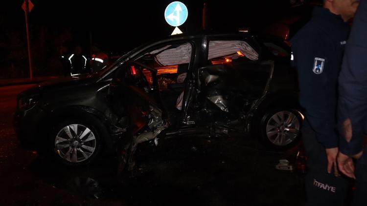 İki araç çarpıştı 8 kişi yaralandı