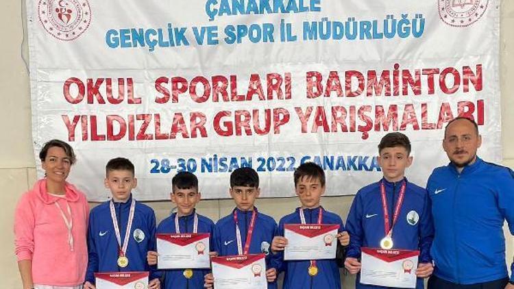 Osmangazi Belediyespor Badminton takımı birincilik kürsüsünde