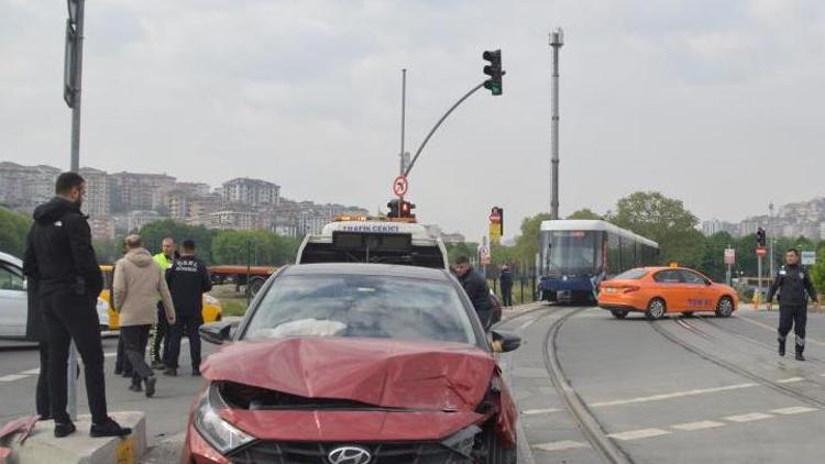 Eyüpsultan’da tramvay ile otomobil çarpıştı