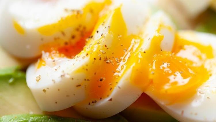 Yumurta nasıl haşlanır, ne kadar sürede pişer? Katı, rafadan ve kayısı kıvamında haşlanmış yumurta için pişirme süresi ve püf noktaları
