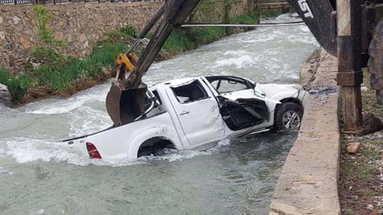 Vanda feci kaza Kamyonet dereye uçtu: 2 ölü, 3 yaralı