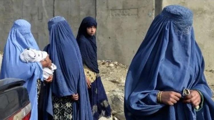 Son dakika... Afgan kadınlarına yeni yasak: Talibandan burka kararı