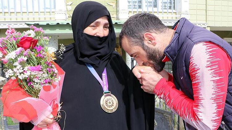 Olimpiyat madalyasını annesine hediye etti
