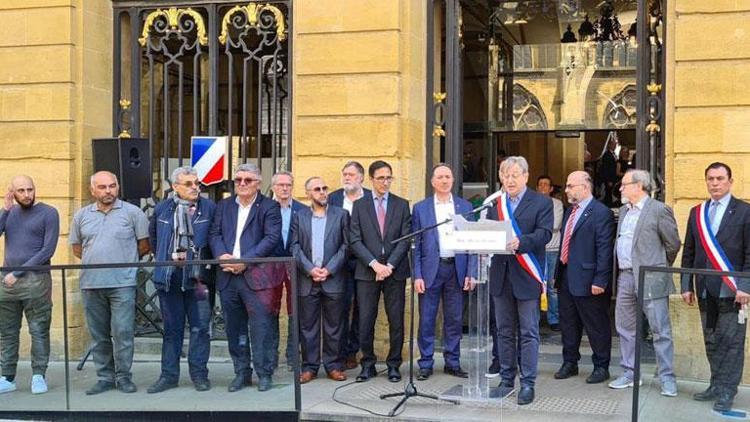 Fransa’da cami kundaklanması protesto edildi