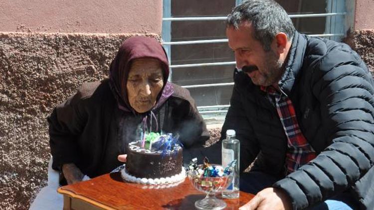 112 yaşındaki Fatma nineye, Anneler Günü kutlaması