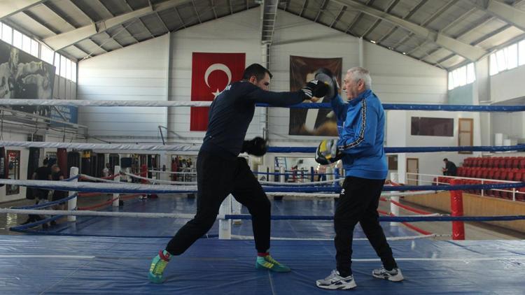 71’lik şampiyon ringi bırakmıyor