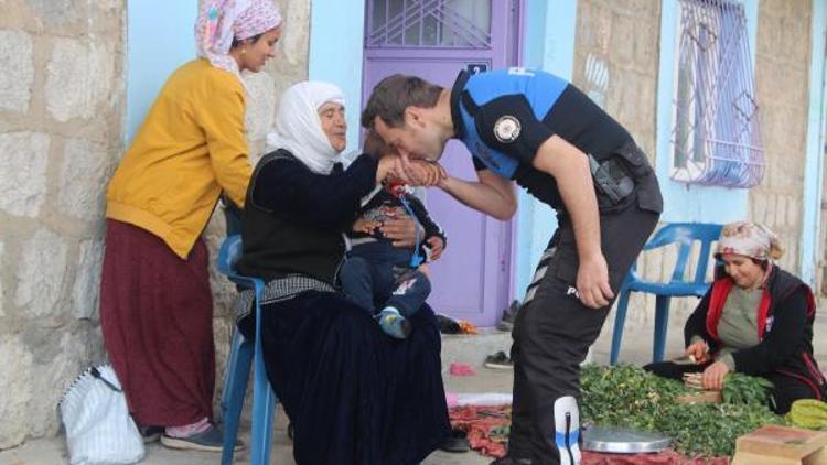 Şırnak’ta polisinden Anneler Günü kutlaması