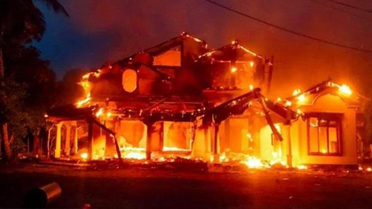 Sri Lanka’dan inanılmaz görüntüler Başbakanın evini yaktılar