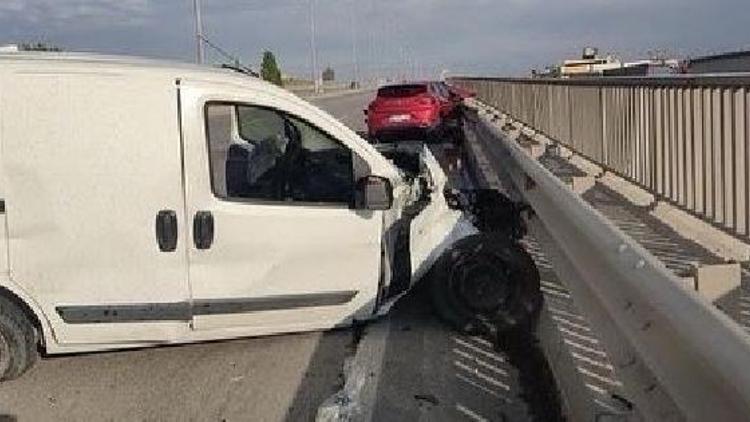Ankarada hafif ticari araç otomobille çarpıştı: 2 yaralı