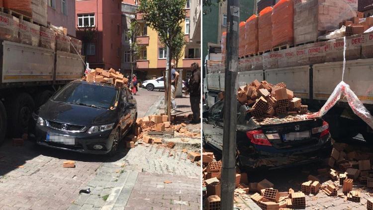 İnşaata indirilen tuğlalar otomobilin üzerine devrildi