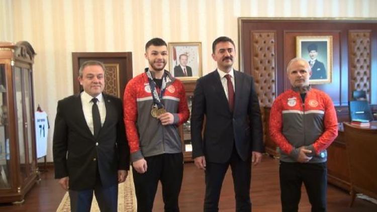 Şampiyon halterciden Kırıkkale Valisi Tekbıyıkoğluna ziyaret