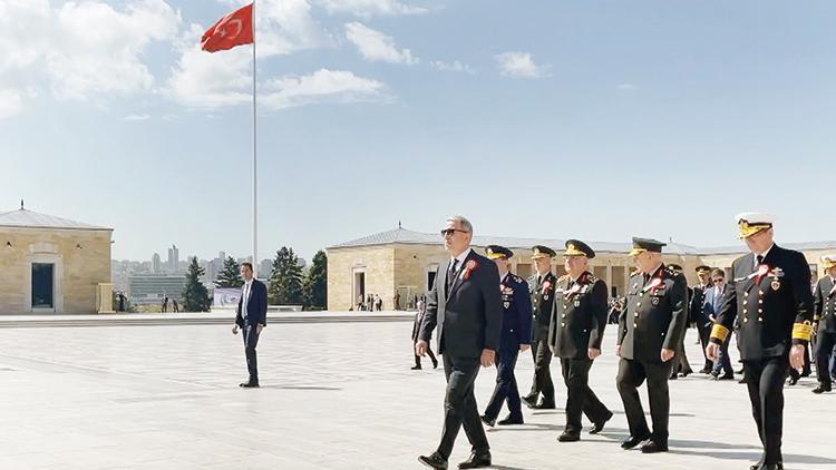 Akar ve komutanlar OYAK’la Ata’nın huzurunda