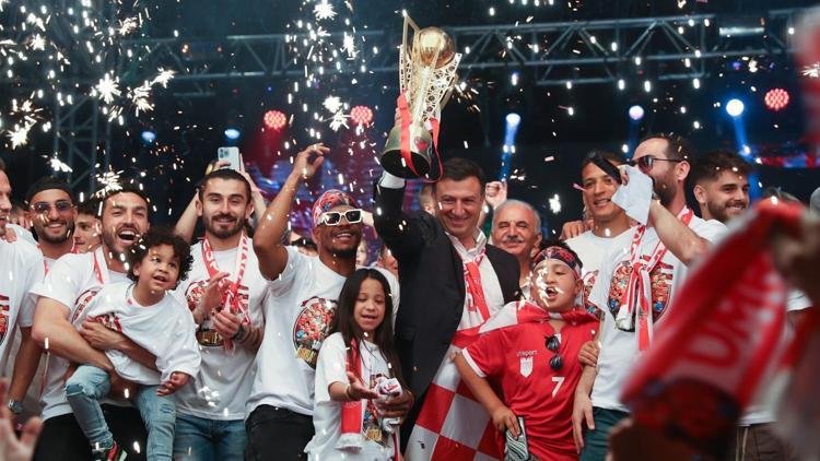 Ümraniyespor, Süper Lig’e yükselişini taraftarlarıyla kutladı