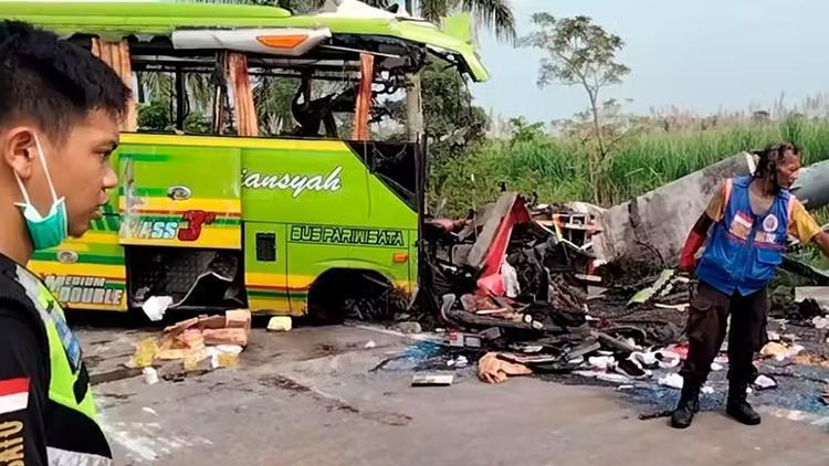 Endonezya’da otobüs faciası: 15 ölü, 16 yaralı