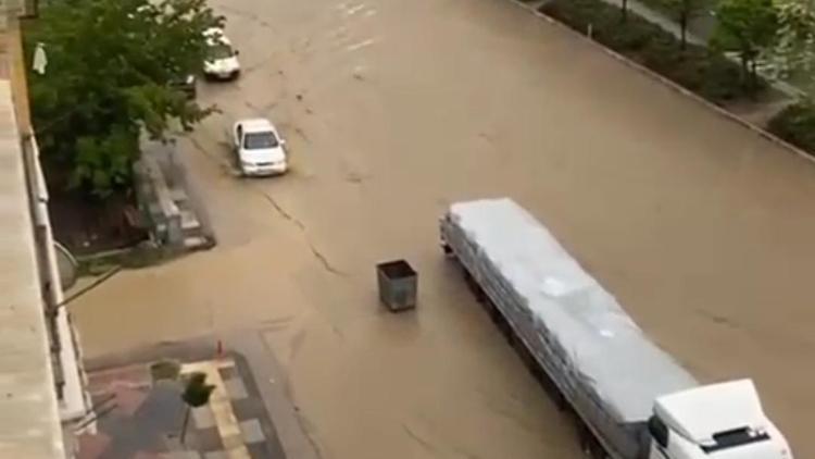 Yolları su bastı sürücüler zor anlar yaşadı