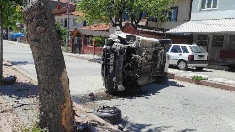 Ağaca çarparak devrilen hafif ticari aracın sürücüsü yaralandı