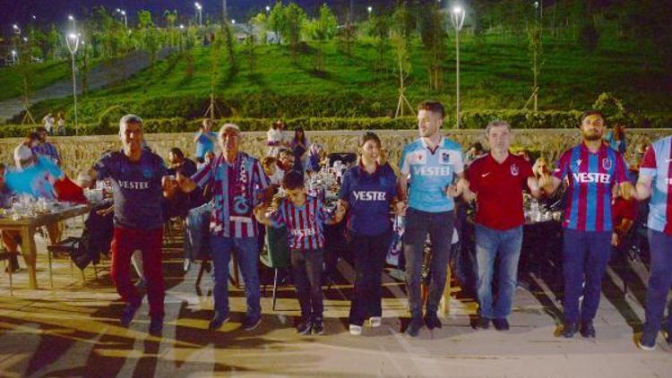 Diyarbakır’da toplanan Trabzonlular şampiyonluğu halay çekerek kutladı