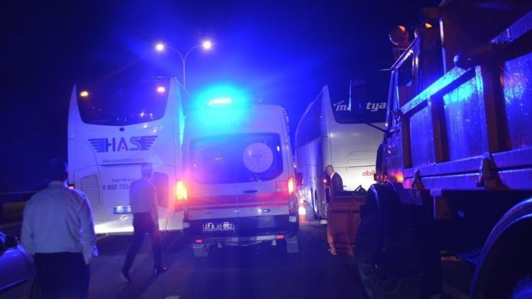 TEM’de bir minibüs ve iki yolcu otobüsü zincirleme kazaya karıştı: 4 yaralı