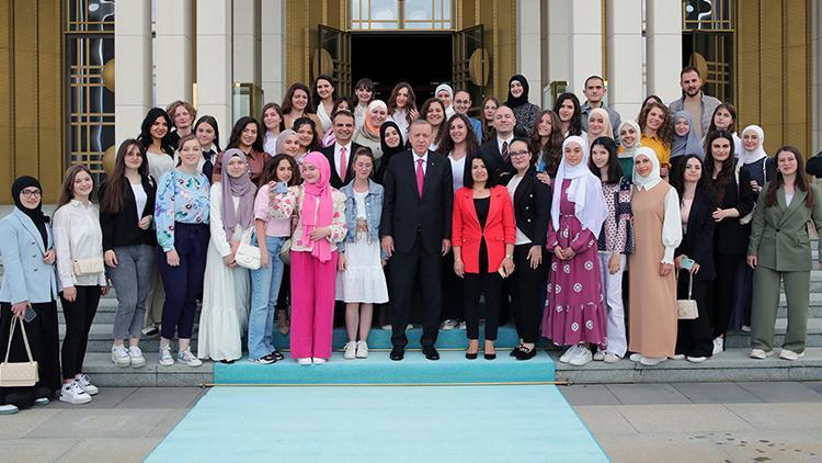 Cumhurbaşkanı Erdoğan, Sırbistan Novi Pazar Türk Kültür Merkezi öğrencilerini kabul etti