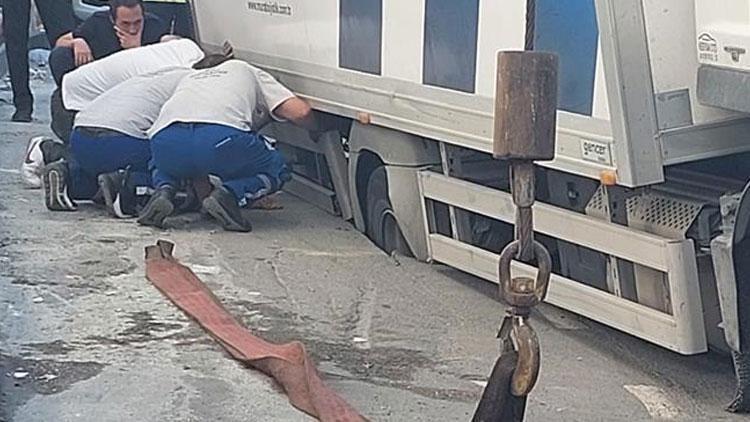 Gaziosmanpaşa’da yol çöktü kamyon tekerleği çukura düştü