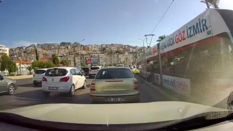 İzmirde feci kaza: Küçük kız tramvayın altında kaldı