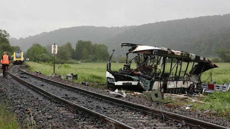 Almanya’da feci kaza: Tren ile otobüs çarpıştı Çok sayıda yaralı...