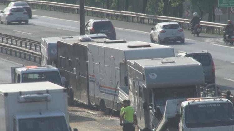 Film çekimine giden karavan, zincirleme trafik kazasına neden oldu