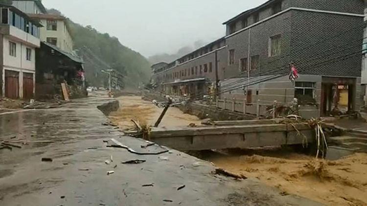 Şiddetli yağışlar Çini vurdu Ölü sayısı artıyor...