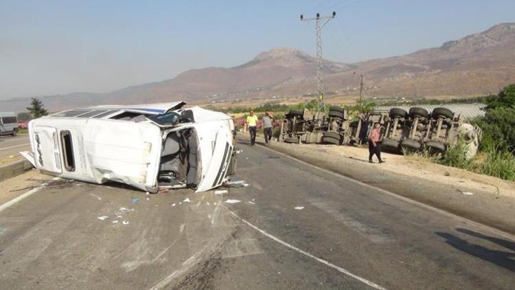 Mersin’de feci kaza Öğrenci servisi ile TIR çarpıştı: 2si ağır 11 yaralı