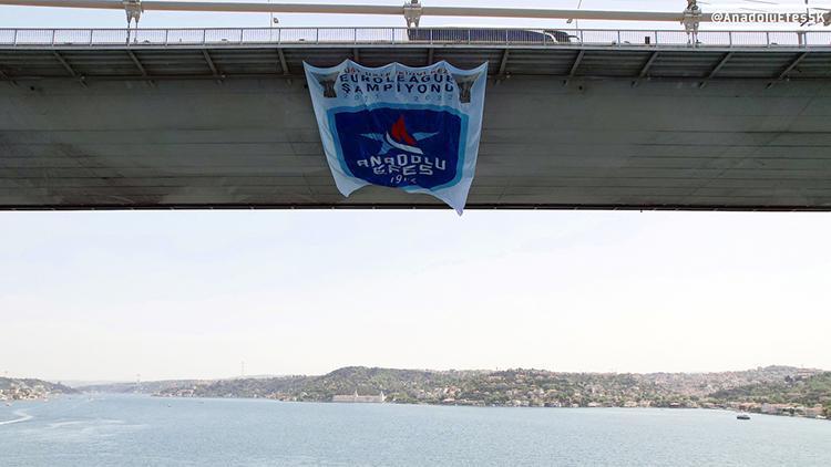 Üst üste 2. kez Avrupa Şampiyonu olan Anadolu Efes’in bayrakları İstanbul Boğazı’nda