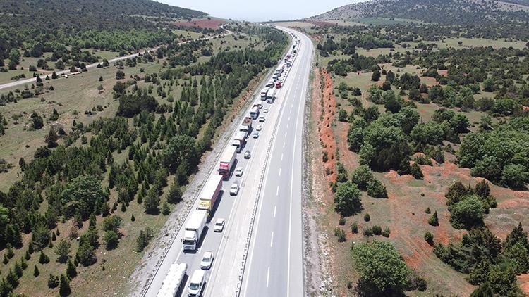 Devrilen TIRdaki kum yola saçıldı, uzun araç kuyruğu oluştu