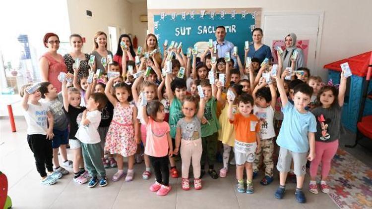 Biga Belediye Başkanı Erdoğan, öğrencilere süt ikram etti