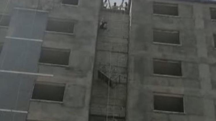 Halatı kopan asansörde mahsur kalan işçi kurtarıldı