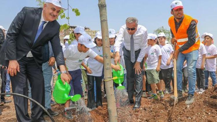 Vali Su, yapımı devam eden Millet Bahçesi’nde çocuklarla fidan dikti