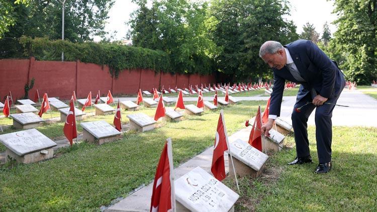 Bakan Akar, Romanyada Türk Şehitliği’ni ziyaret etti