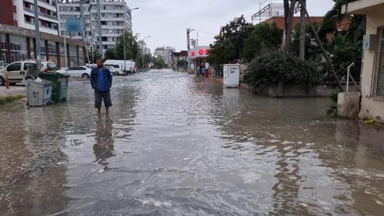 İçme suyu borusu patladı, ev ve iş yerlerini su bastı