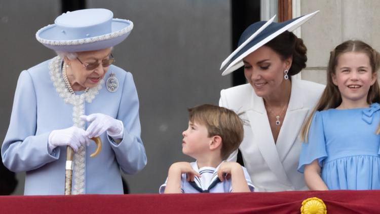 96 yaşındaki Kraliçe bir yandan halkı selamladı bir yandan çocuk oyaladı