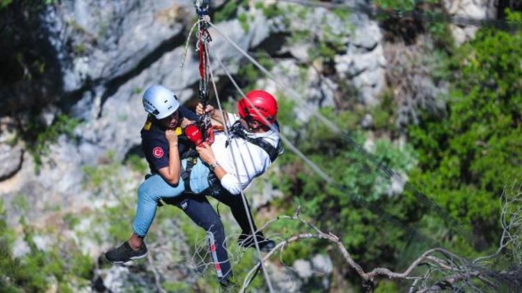 Uçurumda kurtarma kemerine bağlıyken, kazazedeye müdahaleyi anlattı