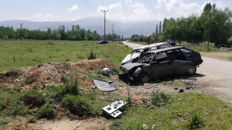 Çayda iki otomobil çarpıştı: 1 ölü, 1 ağır yaralı