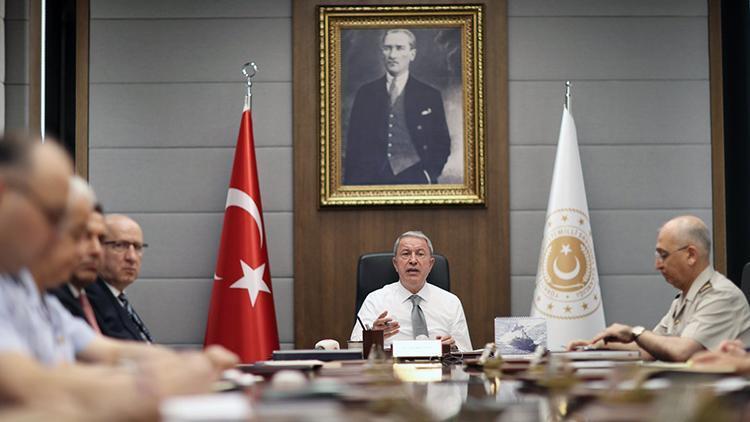 Bakan Akardan komutanlarla toplantı