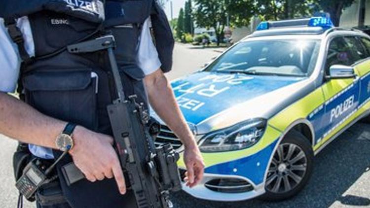 Bir silahlı saldırı da Almanyada: 2 kişi hayatını kaybetti