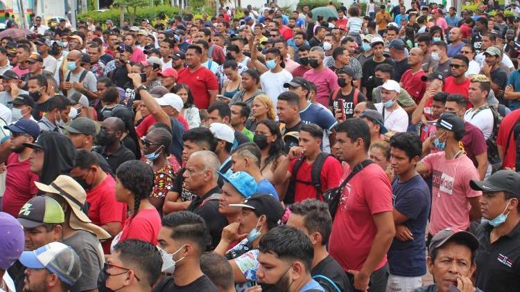 On binlerce göçmen ABD sınırına yürüyor