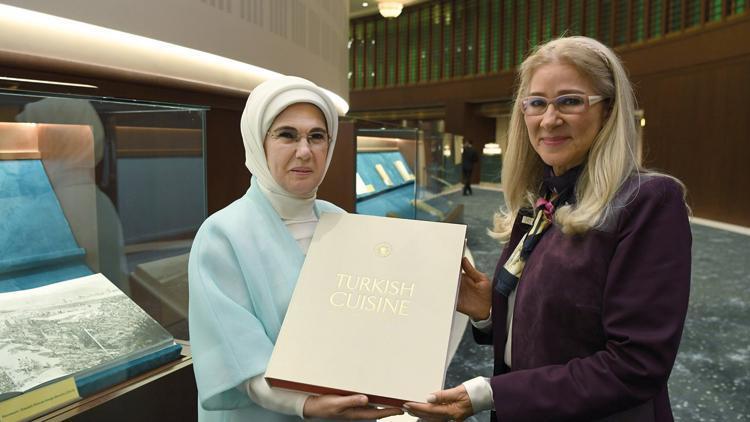 Emine Erdoğan ve Maduronun eşi Cilia Flores Millet Kütüphanesini ziyaret etti